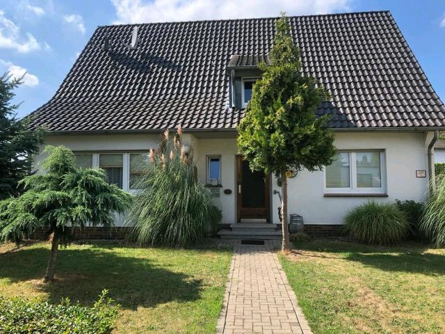 Freistehendes Zweifamilienhaus mit Terasse, Garagen und Garten