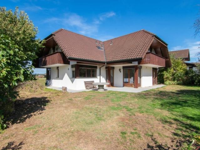 Freistehendes Zweifamilienhaus mit vielseitigem Raumangebot und Atelier