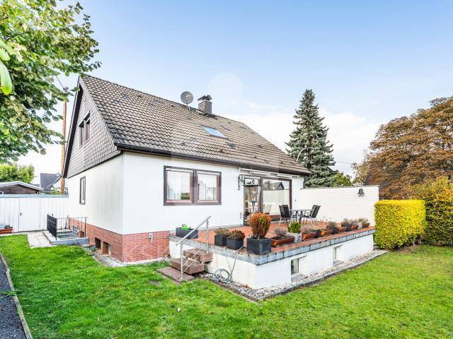 Freistehendes Zweifamilienhaus mit zwei Garagen in der Nähe vom Otto Maigler See in 50354 Hürth!