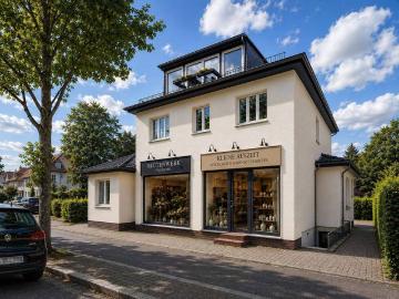 Freistehendes Zweifamilienhaus mit zwei Gewerbeeinheiten, Vollkeller und Garten in Kleinmachnow