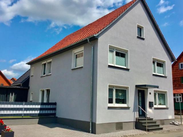 Freistehendes 1 2 Familienhaus mit Garage, Carport und Garten