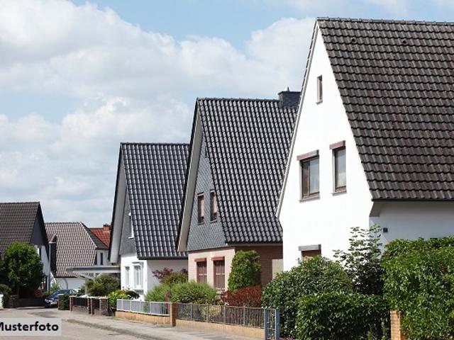 Freistehendes 1 bis 2 Familienhaus nebst Terrasse und Garage