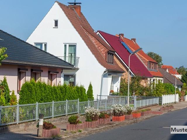 Freistehendes 1 bis 2 Familienhaus und unbebautes Grundstück