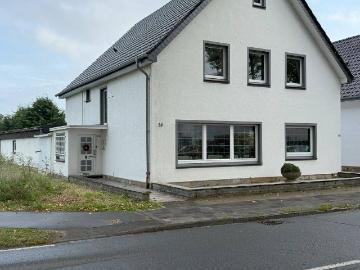 freistehendes 2 12 geschoss. Zweifamilienwohnhaus mit großzügigem Grundstück in Lipperode