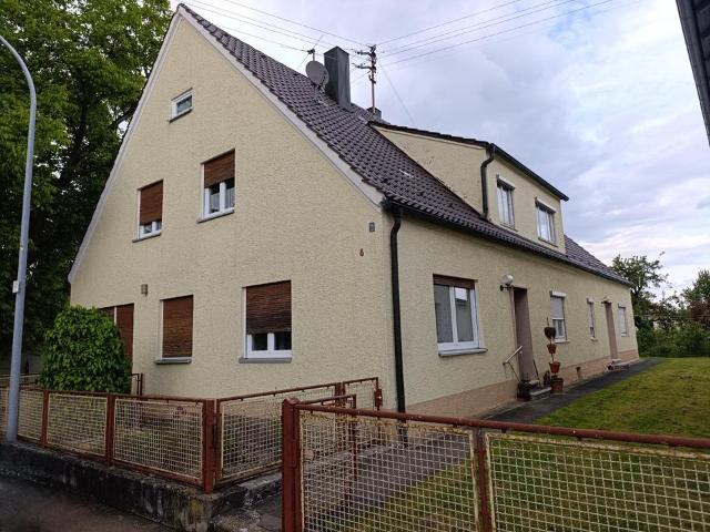 freistehendes 2 Familienwohnhaus mit Garage,und großem Garten