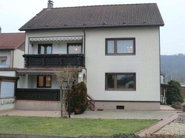 Freistehendes 2 Familienhaus mit Einliegerwohnung und Garage in Seenähe von Untergrombach