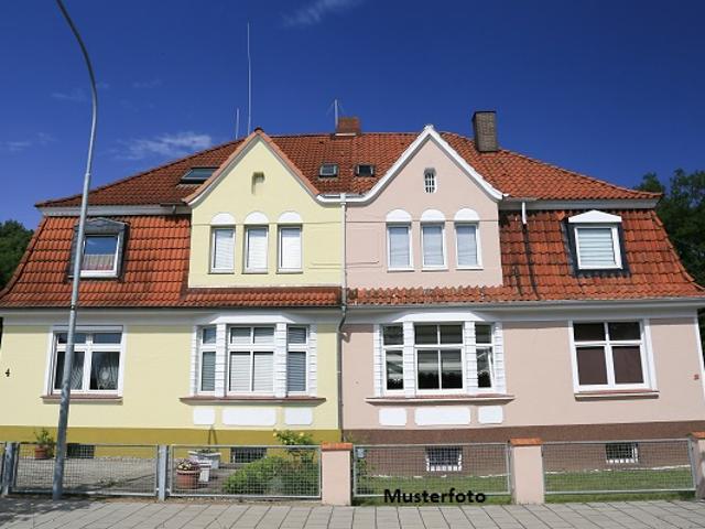 Freistehendes 2 Familienhaus nebst Garage und Garten
