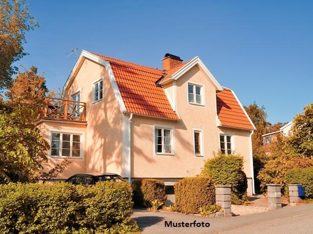 Freistehendes 2 Familienhaus nebst 2 Garagen