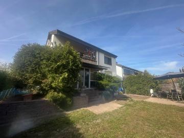 Freistehendes 3 Familienhaus in beliebter Lage*Selbstwohnen im EG mit Garten OG + DG vermieten