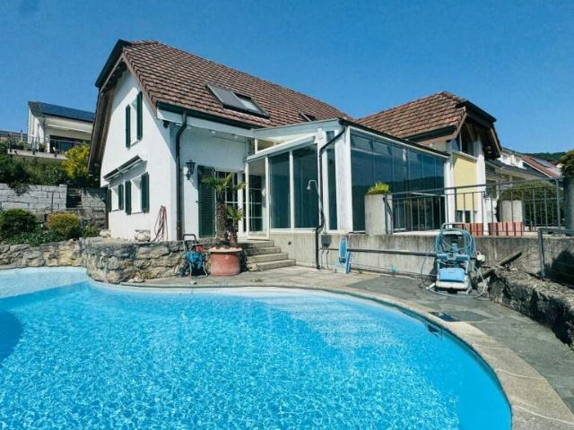 Freistehendes 4.5 Zimmer Einfamilienhaus mit Pool, Sauna, Wintergarten, Doppelgarage & Aussicht