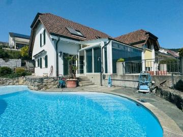 Freistehendes 4.5 Zimmer Einfamilienhaus mit Pool, Sauna, Wintergarten, Doppelgarage & Aussicht