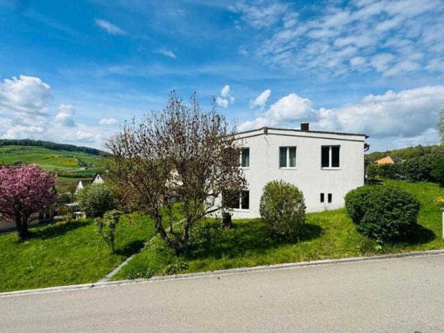 Freistehendes 5.5 Zimmer EFH mit 1'039 m² Grundstück, Garagenbox, Garten, Sitzplatz, Balkon und viel Potenzial