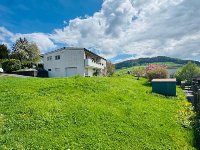 Freistehendes 5.5 Zimmer EFH mit 1'039 m² Grundstück, Garagenbox, Garten, Sitzplatz, Balkon und viel Potenzial