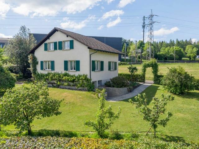 Freistehendes 5.5 Zimmer Einfamilienhaus mit herrlichem Garten an wunderbar erhöhter Lage