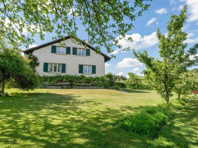 Freistehendes 5.5 Zimmer Einfamilienhaus mit herrlichem Garten an wunderbar erhöhter Lage