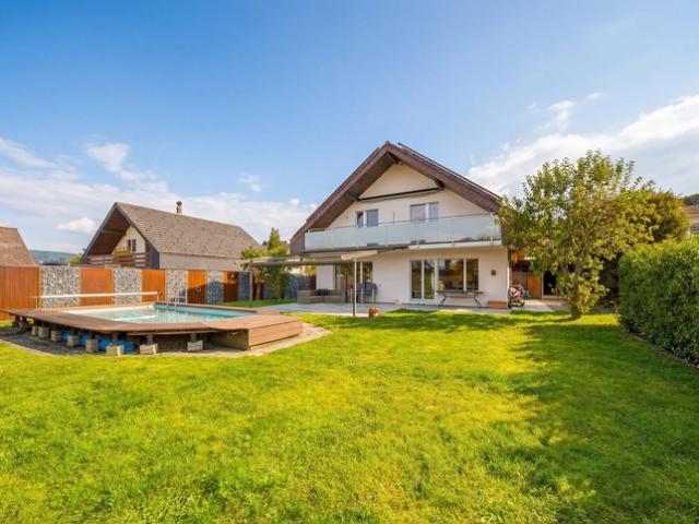 FREISTEHENDES 5.5 ZIMMER EINFAMILIENHAUS MIT POOL WATT ELSE?