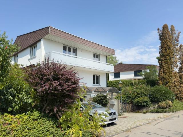 Freistehendes 6 Zimmer Einfamilienhaus mit schöner Gartenanlage, Balkon, Garage und Vorplatz mit Parkplatzmöglichkeiten