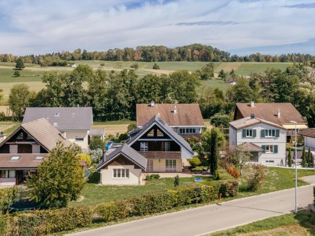 Freistehendes 6½ Zimmer Einfamilienhaus mit Wintergarten und viel Umschwung