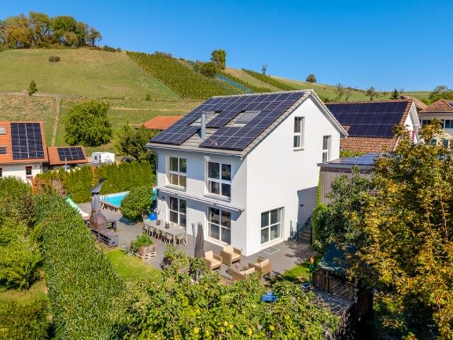 Freistehendes 7.5 Zimmer Einfamlienhaus mit Pool und tollem Umschwung