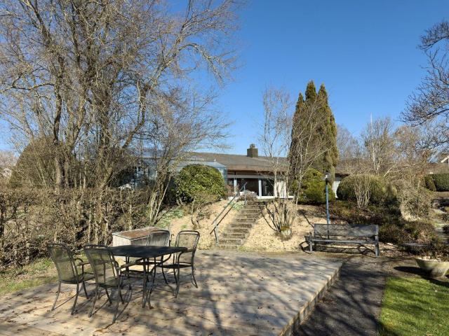 Freistehendes 7 Zimmer Einfamilienhaus mit luxuriösem Wintergarten, schönem Umschwung und Aussenschwimmbad