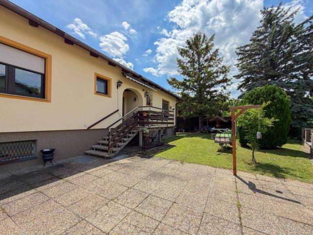 FREIRAUM UND PRIVATSPHÄRE Einfamilienhaus mit Garage, Pool und großem Garten voll unterkellert
