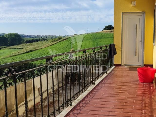 FREIRIA. TORRES VEDRAS – Moradia T3+2 remodelada com vista desafogada