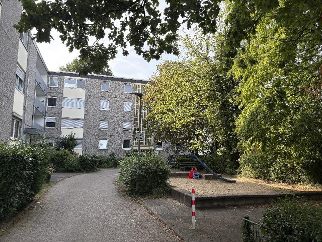Freiwerdende, sehr schön helle 4 bis 5 Zimmer Wohnung mit großer Loggia, Nähe Kaarster See
