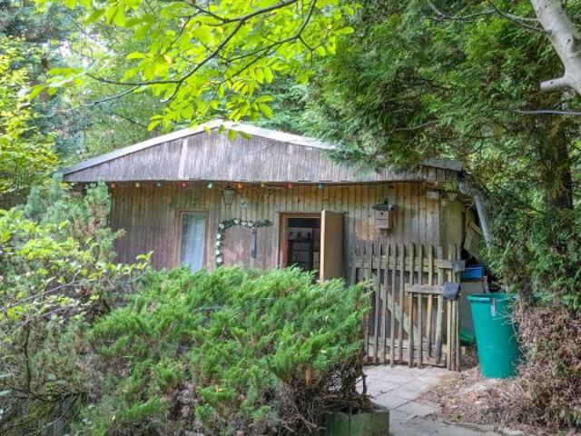 Freizeit und Erholungsgrundstück im Wald über Jena