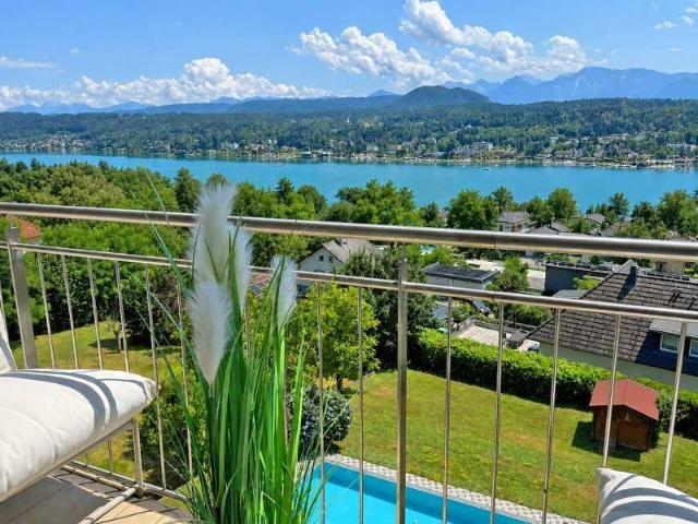 Freizeitwohnsitz in Velden: Großzügige Wohnung mit See und Schlossblick