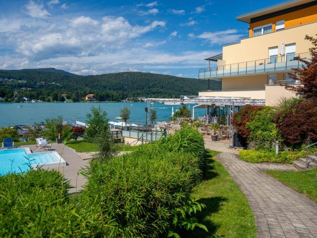 FREIZEITWOHNSITZ! 3 Zi Gartenwohnung mit Seezugang in Velden am Wörthersee
