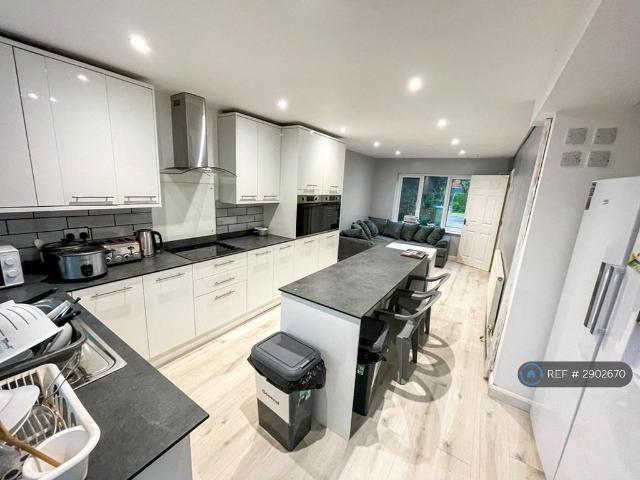 Fremantle Road, Aylesbury, HP21 1 bed in a house share to rent £710 pcm £164 pw