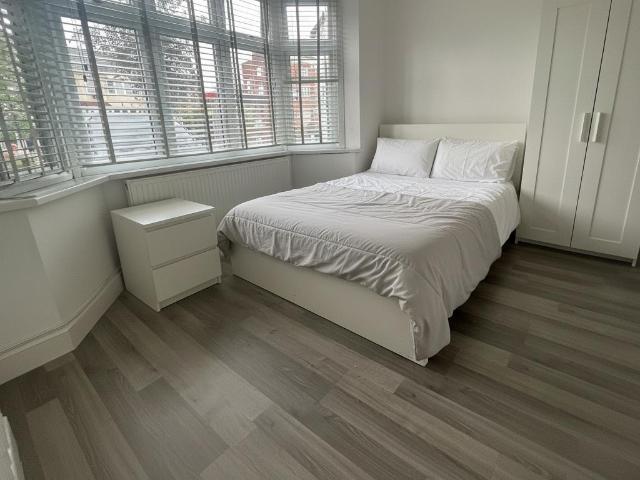 Fremantle Road, Barkingside. 1 bed in a house share to rent £1,050 pcm £242 pw
