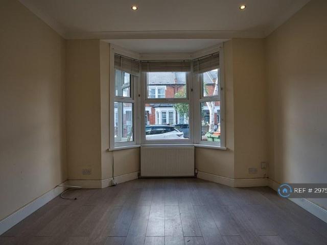 Fremantle Road, Ilford, IG6 4 bed semi detached house to rent £2,700 pcm £623 pw