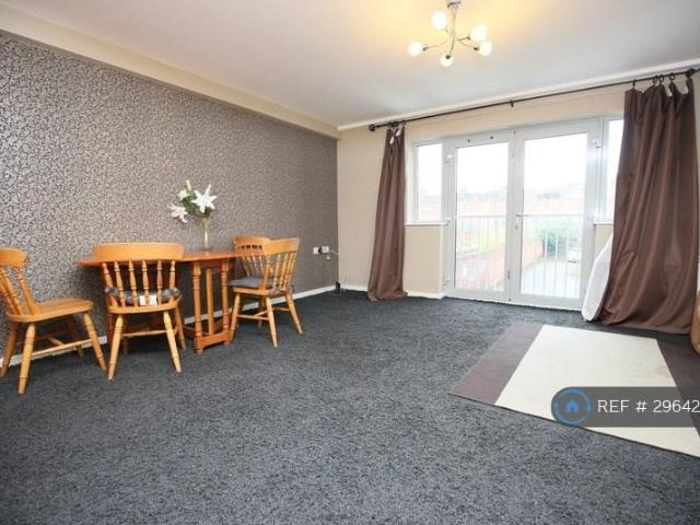 Fremington Court, Coventry, CV1 2 bed flat to rent £1,100 pcm £254 pw