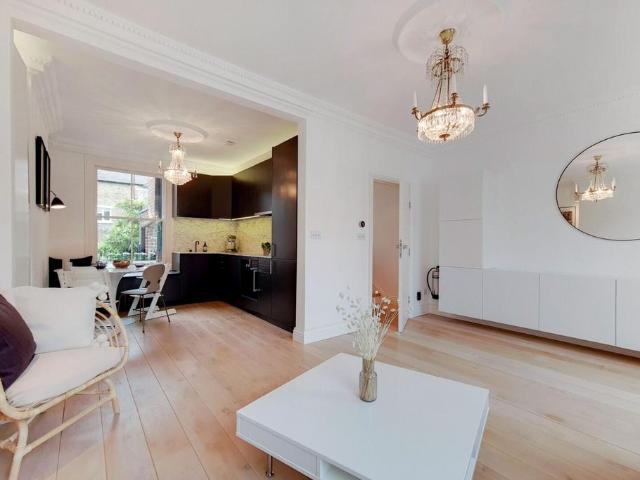 Fremont Street, London Fields. 2 bed flat to rent £4,500 pcm £1,038 pw