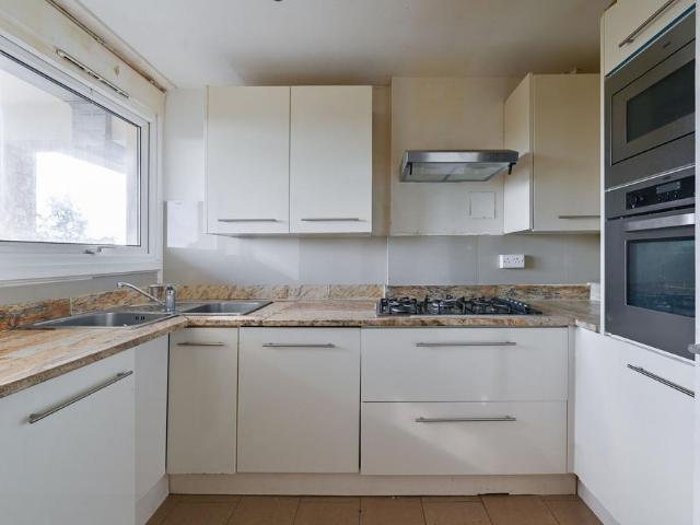 Frensham Court, Mitcham, CR4 3 bed flat to rent £1,999 pcm £461 pw