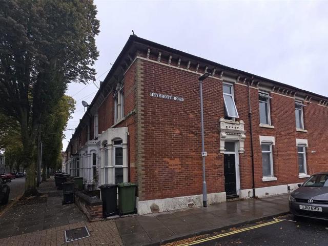 Frensham Road, Hampshire PO4 2 bed flat to rent £1,200 pcm £277 pw