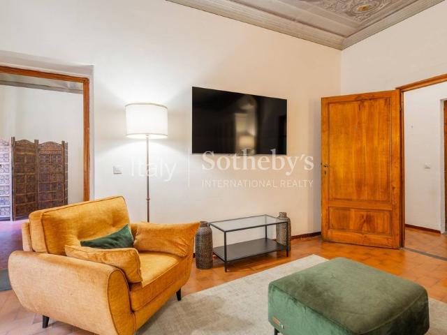 Frescoed Apartment in Historic Palazzo close to Piazza Santa Croce