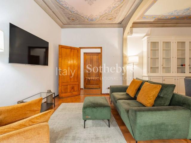 Frescoed Apartment in Historic Palazzo close to Piazza Santa Croce