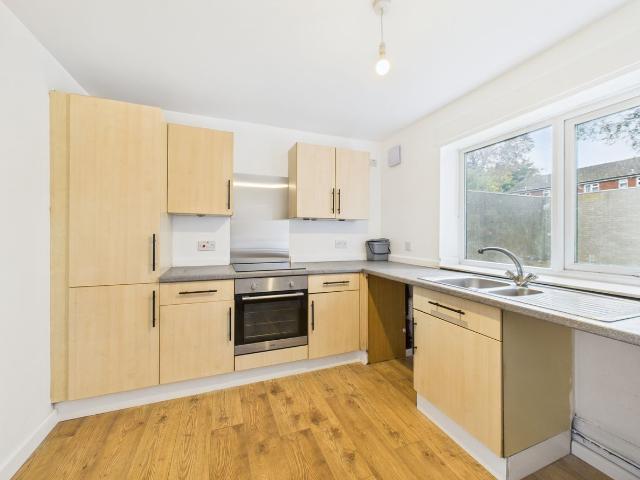 Frescade Crescent, Kings Furlong, Basingstoke RG21, 2 bed flat to rent, £1,250 pcm | PrimeLocation