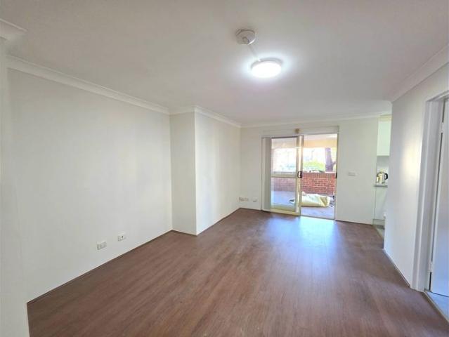 FRESH 2 BEDROOM APARTMENT IN IDEAL LOCATION!