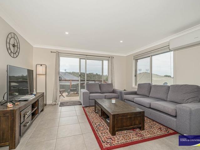 FRESH 3 BEDROOM TOWNHOUSE. Welcome to 33A Arundel Drive, Armidale!