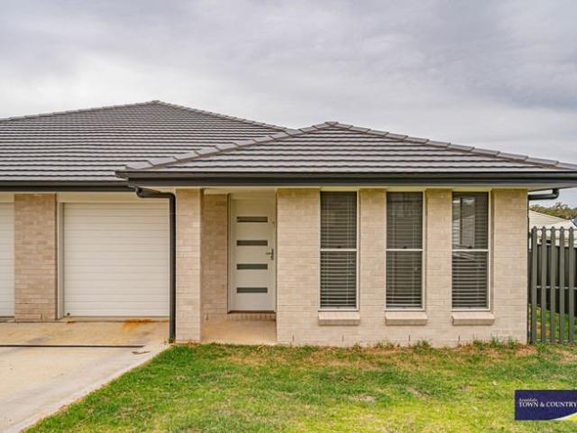 FRESH 3 BEDROOM TOWNHOUSE. Welcome to 33A Arundel Drive, Armidale!