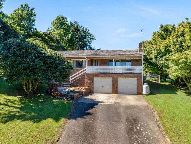 FRESH AIR PLUS A BILPIN ESCAPE COUNTRY CHARM, MODERN COMFORT & A PRIME VILLAGE SIDE LOCATION. MINUTES WALK AWAY FROM THE QUAINT BILPIN TOWNSHIP. !