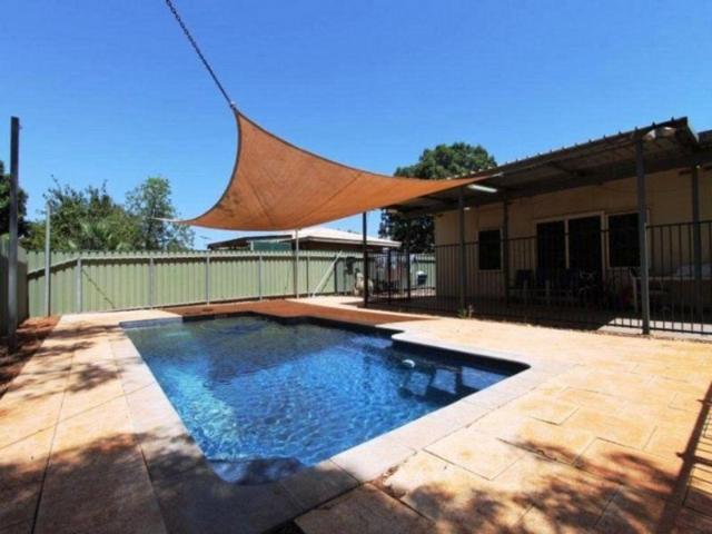 FRESH AND BRIGHT LOVELY 3 x 1 WITH POOL !