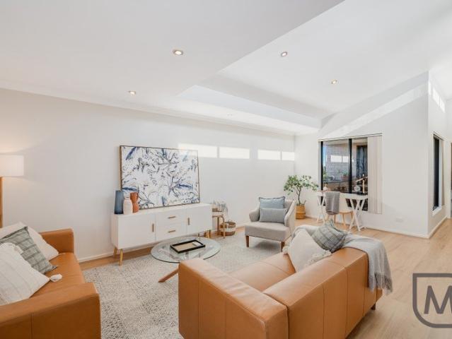 Fresh And Bright Three bedder With Coffee And Beach On Call