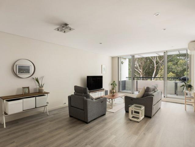 Fresh and easy living with leafy treetop outlooks