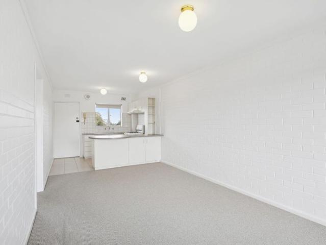 Fresh & Bright 2 Bedroom Apartment, with lovely leafy Views, in Prime Claremont Location!