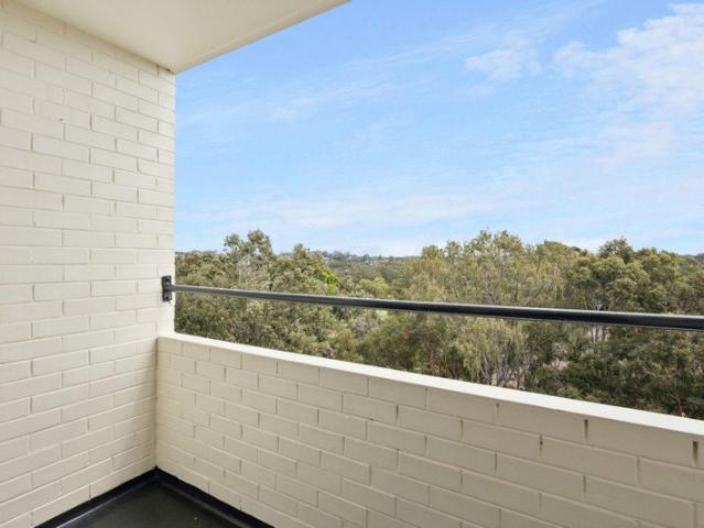 Fresh & Bright 2 Bedroom Apartment, with lovely leafy Views, in Prime Claremont Location!