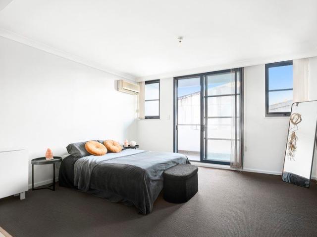 Fresh, bright studio with entry level appeal